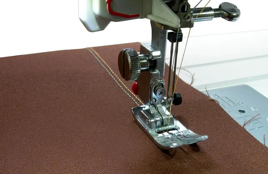 How to Use a Double Needle on a Sewing Machine